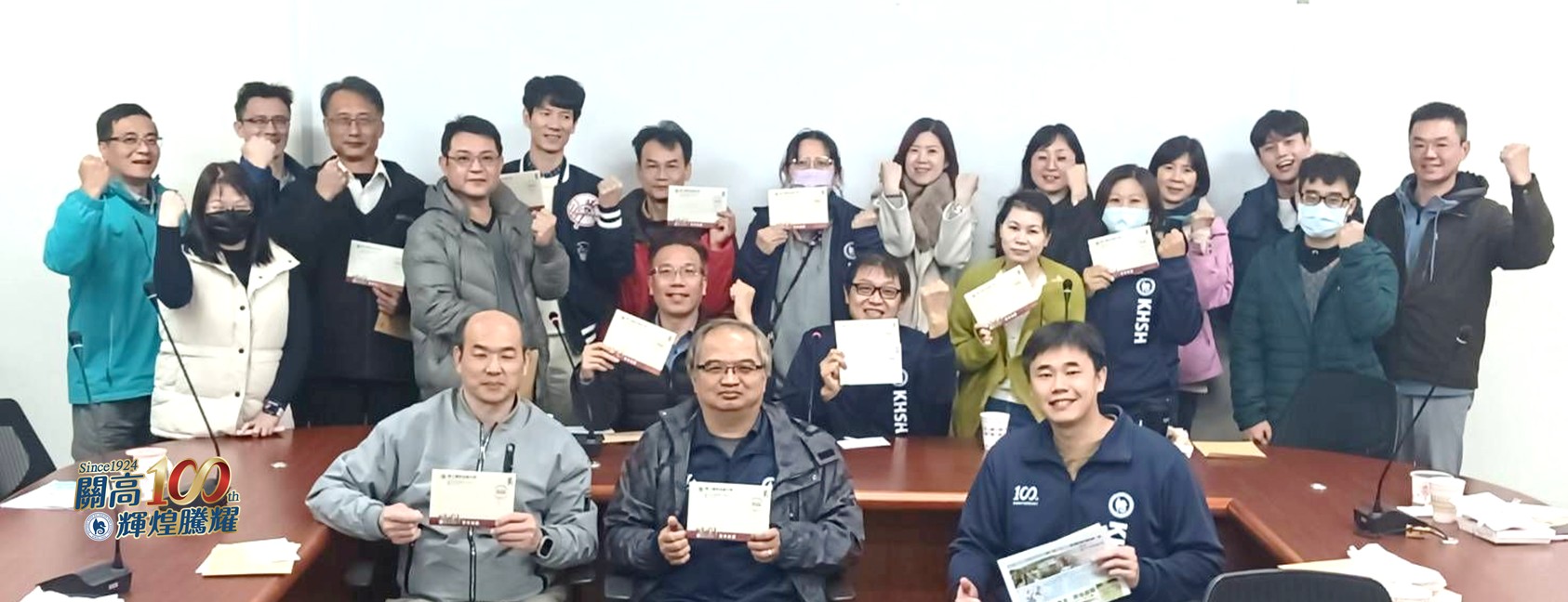 家長委員們手持百年校慶專屬局贈封歡喜合影，象徵對學校的支持與美好未來的期待！